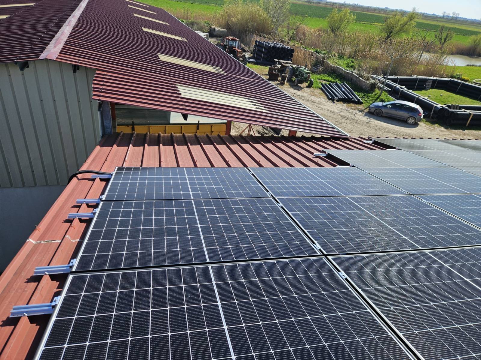 découvrez les défis liés à l'installation de panneaux photovoltaïques sur les hangars. explorez les enjeux techniques, financiers et environnementaux pour maximiser l'efficacité énergétique tout en respectant les normes de construction.