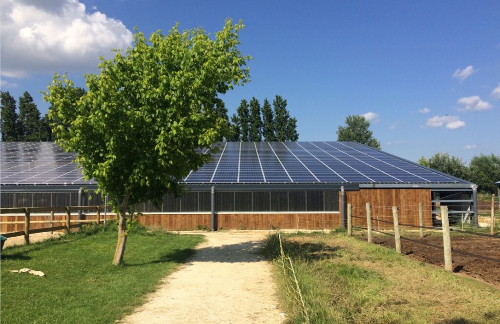 découvrez l'impact socio-économique des hangars photovoltaïques, une solution innovante alliant agriculture et énergie renouvelable. analyse des bénéfices pour les exploitations agricoles, la création d'emplois et la transition énergétique.