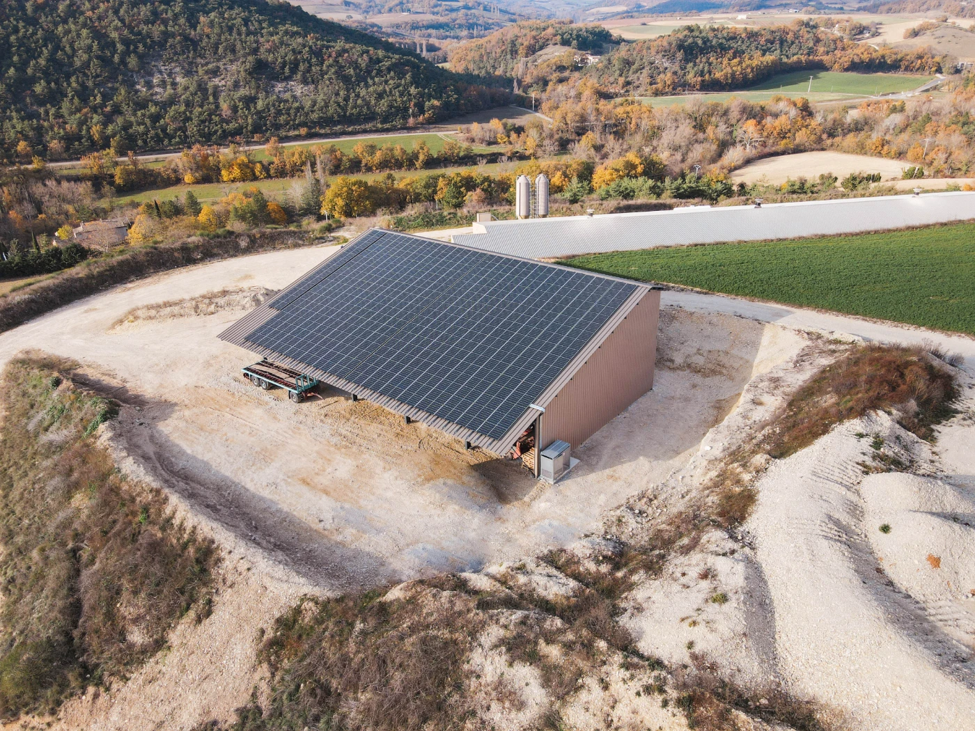 découvrez comment les hangars agricoles photovoltaïques transforment l'agriculture durable en alliant protection des récoltes et production d'énergie renouvelable. optimisez vos espaces agricoles tout en réduisant votre empreinte carbone.