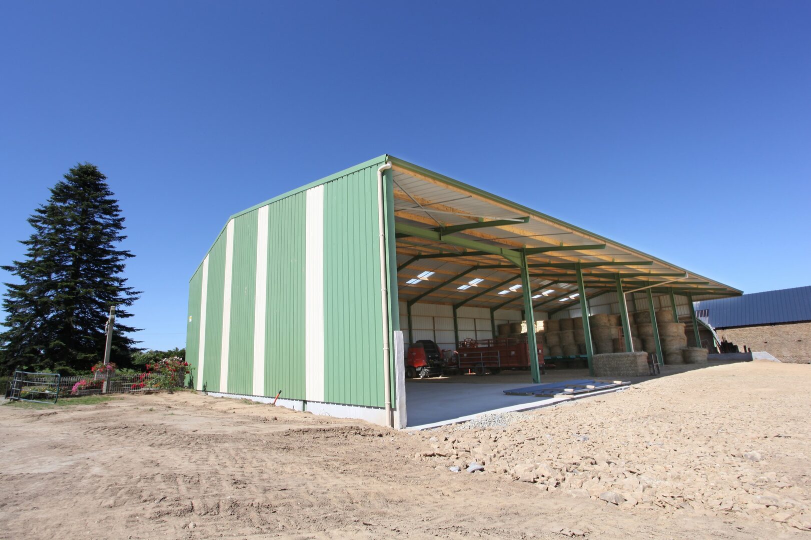 découvrez les dernières tendances en matière de hangars agricoles photovoltaïques. optimisez l'utilisation de votre espace tout en produisant de l'énergie renouvelable. explorez des solutions durables et innovantes pour l'agriculture moderne.