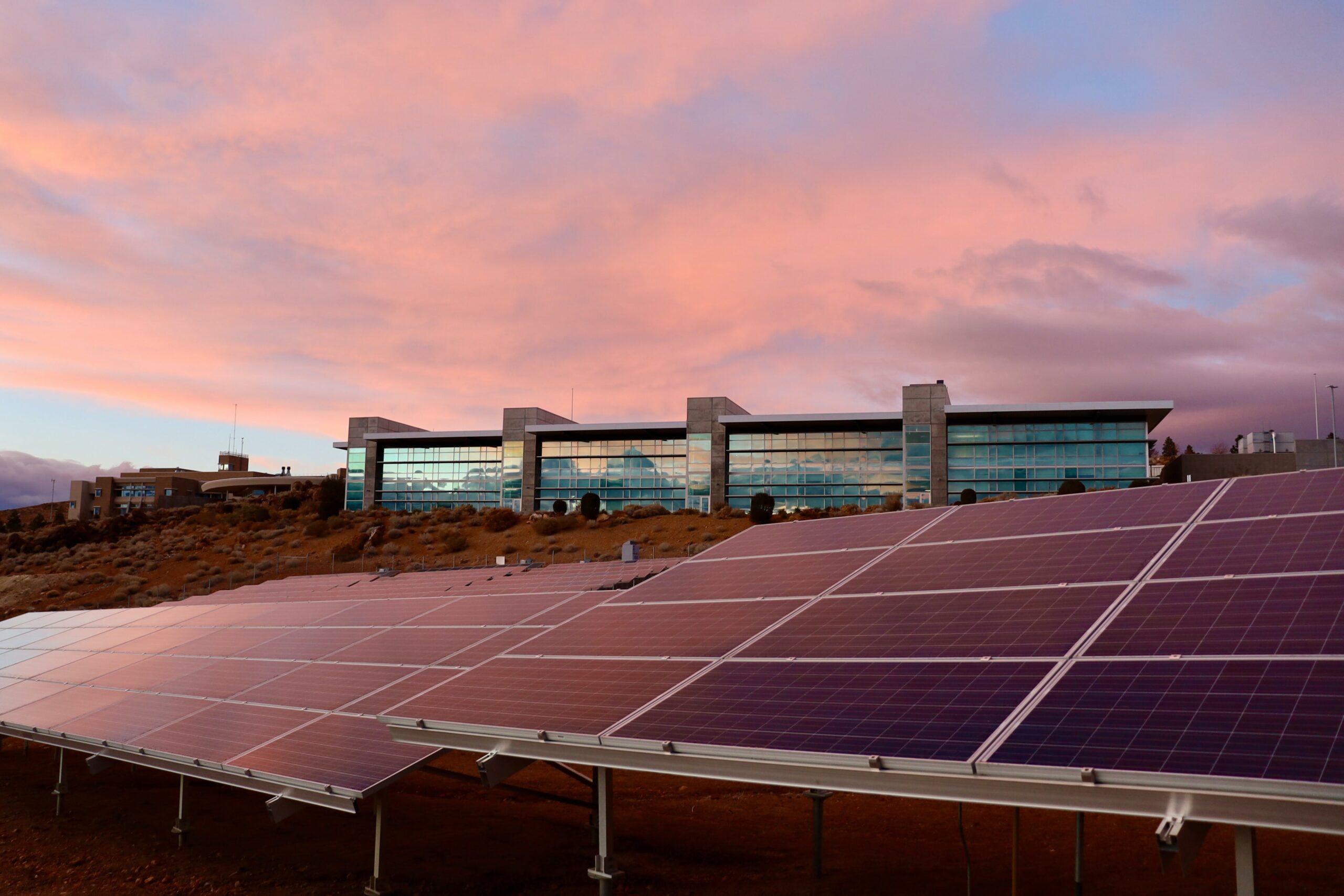 découvrez tout ce qu'il faut savoir sur la législation concernant les hangars photovoltaïques en france. informez-vous sur les réglementations, les normes de construction et les avantages fiscaux liés à l'installation de panneaux solaires sur vos infrastructures agricoles ou industrielles.