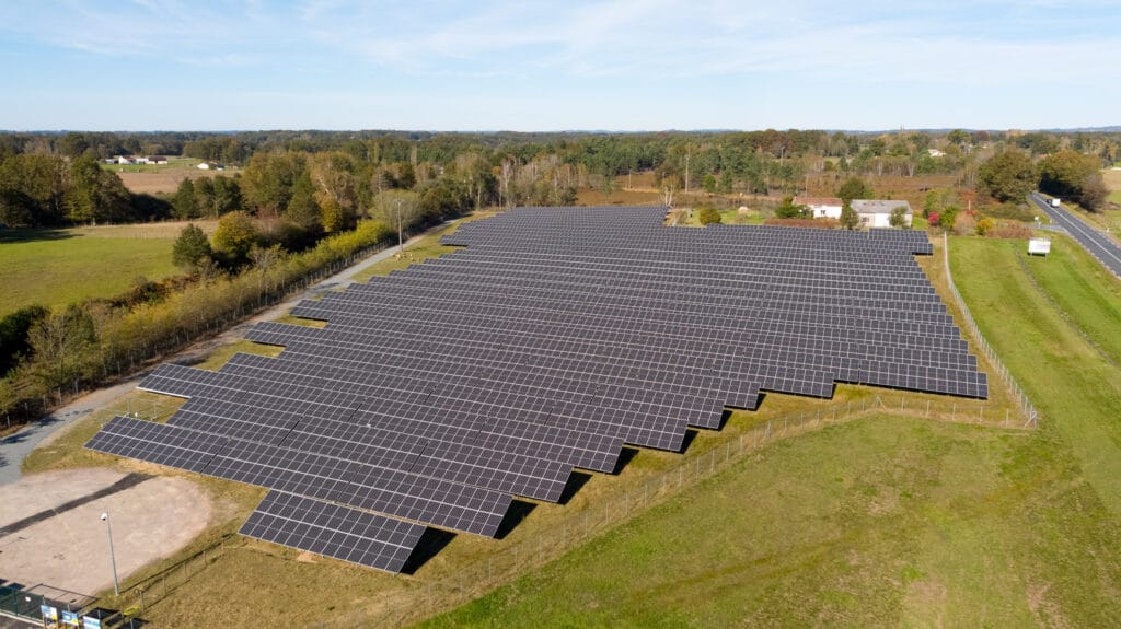 découvrez comment les hangars photovoltaïques transforment le secteur agricole en créant de nouveaux emplois et en favorisant une production durable. explorez l'impact économique et environnemental de cette innovation sur les exploitations agricoles.