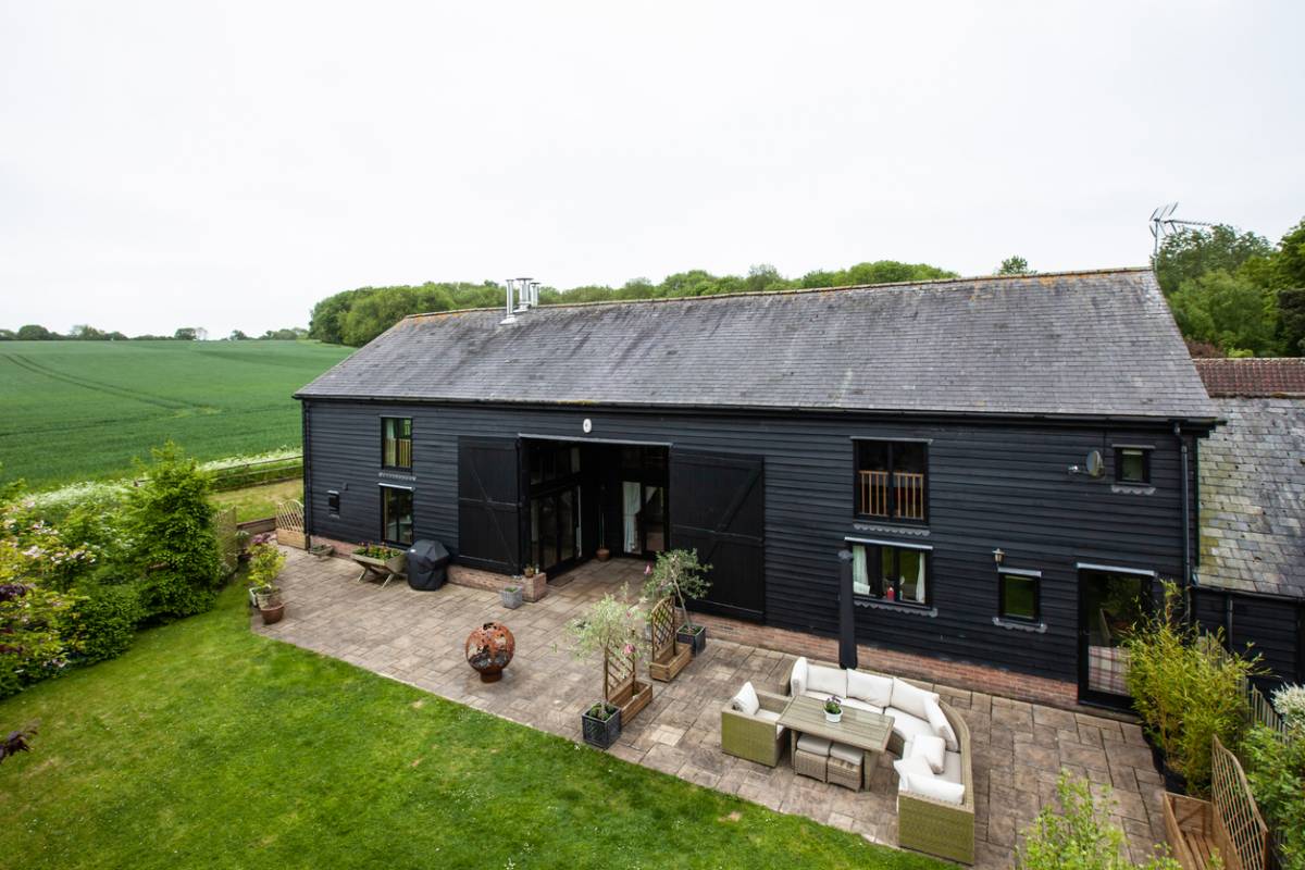 découvrez comment transformer une grange en un espace de vie moderne et chaleureux grâce à nos conseils en rénovation. suivez nos astuces pour allier authenticité et confort dans votre projet de restauration.