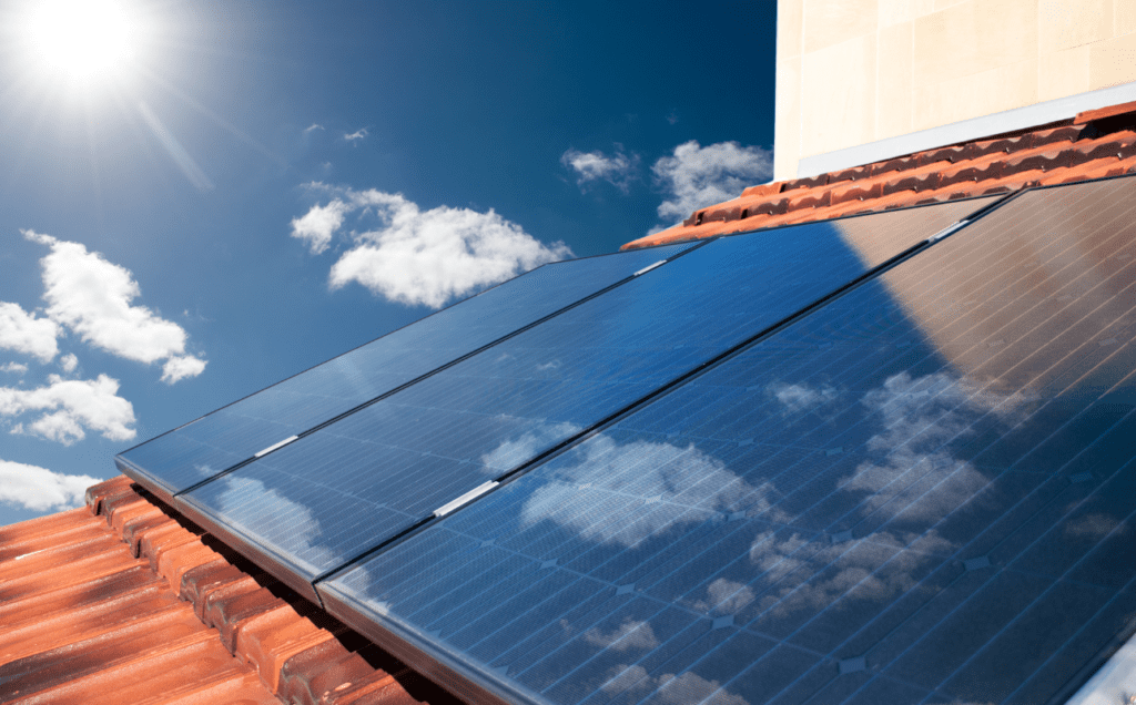 découvrez les différences entre les panneaux solaires photovoltaïques et thermiques, leur fonctionnement, leurs avantages et inconvénients, pour choisir la meilleure solution d'énergie renouvelable adaptée à vos besoins.