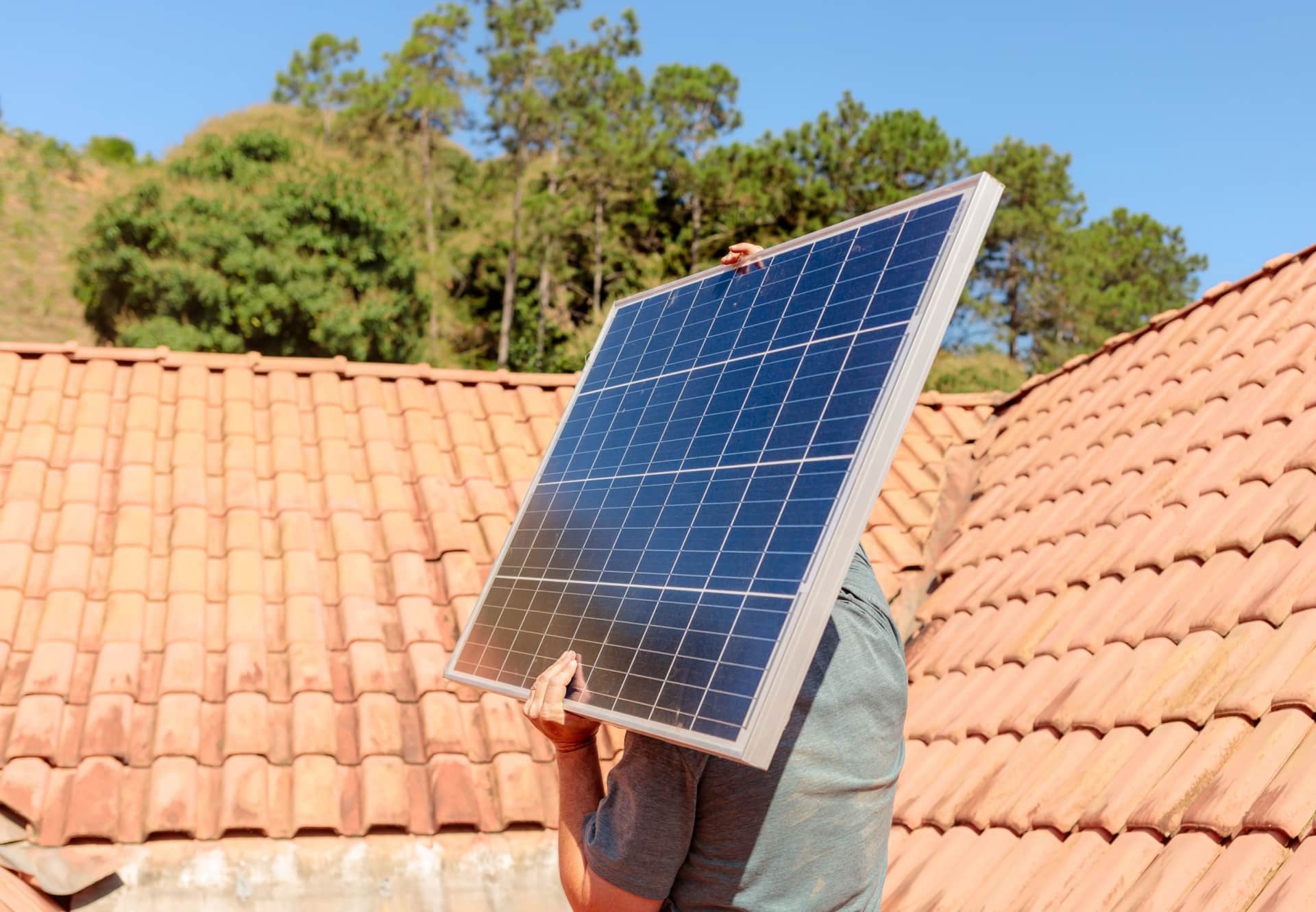 découvrez les défis juridiques liés à l'installation et à l'exploitation des panneaux solaires en france. explorez les réglementations, les droits des propriétaires et les enjeux environnementaux associés à cette énergie renouvelable en pleine expansion.