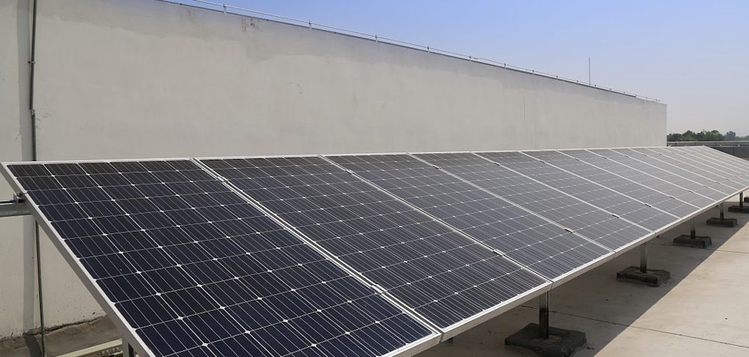 découvrez les coulisses d'un hangar photovoltaïque lors de notre visite exclusive. apprenez-en plus sur l'énergie solaire, ses avantages et son impact environnemental tout en explorant des installations innovantes.