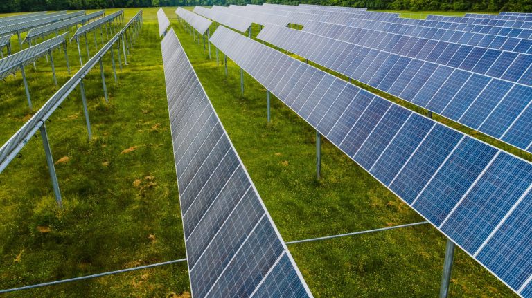 découvrez comment l'agritech solaire durable révolutionne l'agriculture en alliant innovation technologique et durabilité environnementale. explorez les solutions qui optimisent la production agricole tout en préservant les ressources naturelles.