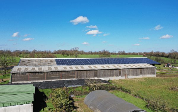 découvrez l'autoconsommation agricole, une pratique innovante qui permet aux agriculteurs de produire et consommer leurs propres ressources. apprenez comment cette approche durable favorise l'autonomie, réduit les coûts, et contribue à la préservation de l'environnement tout en améliorant la rentabilité des exploitations agricoles.