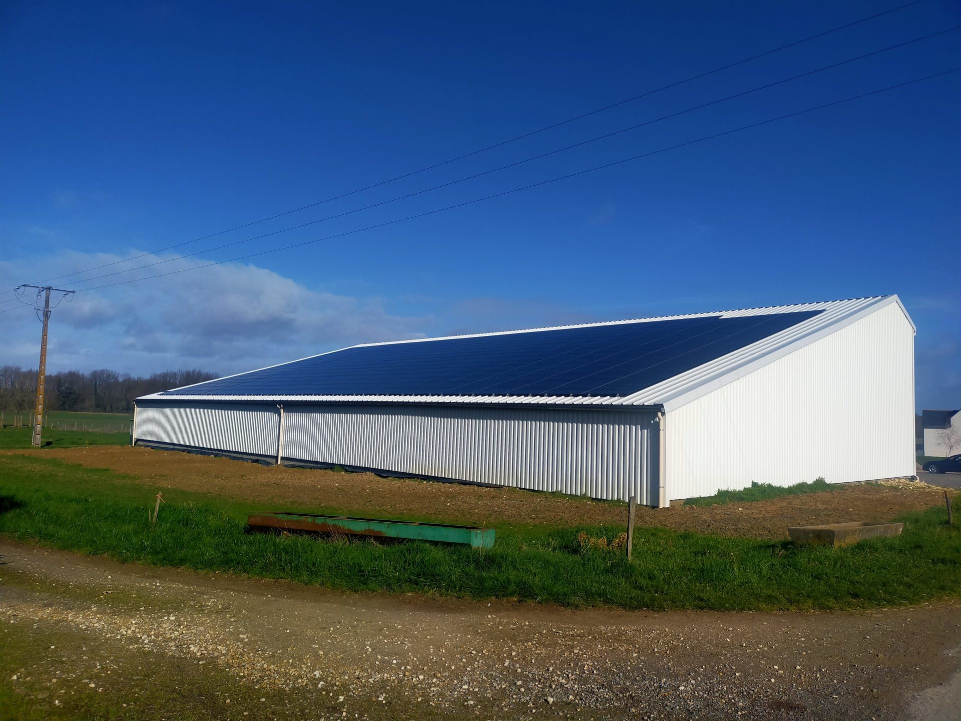 découvrez les nombreux avantages d'un hangar agricole : protection optimale pour vos équipements, stockage facile de vos récoltes, et amélioration de l'efficacité de vos opérations agricoles.
