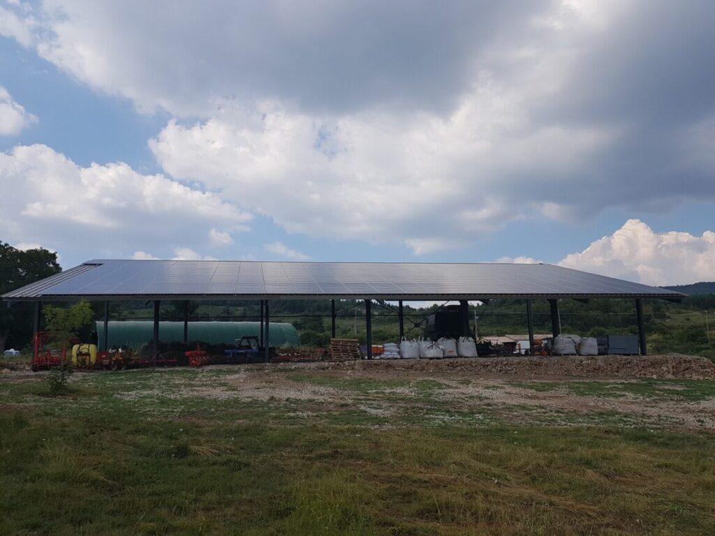 découvrez les avantages d'un hangar photovoltaïque : une solution écologique et économique pour produire de l'énergie renouvelable tout en maximisant l'espace de stockage. informez-vous sur l'optimisation des coûts d'exploitation, la valorisation des surfaces et les bénéfices environnementaux liés à l'installation de panneaux solaires sur votre infrastructure.