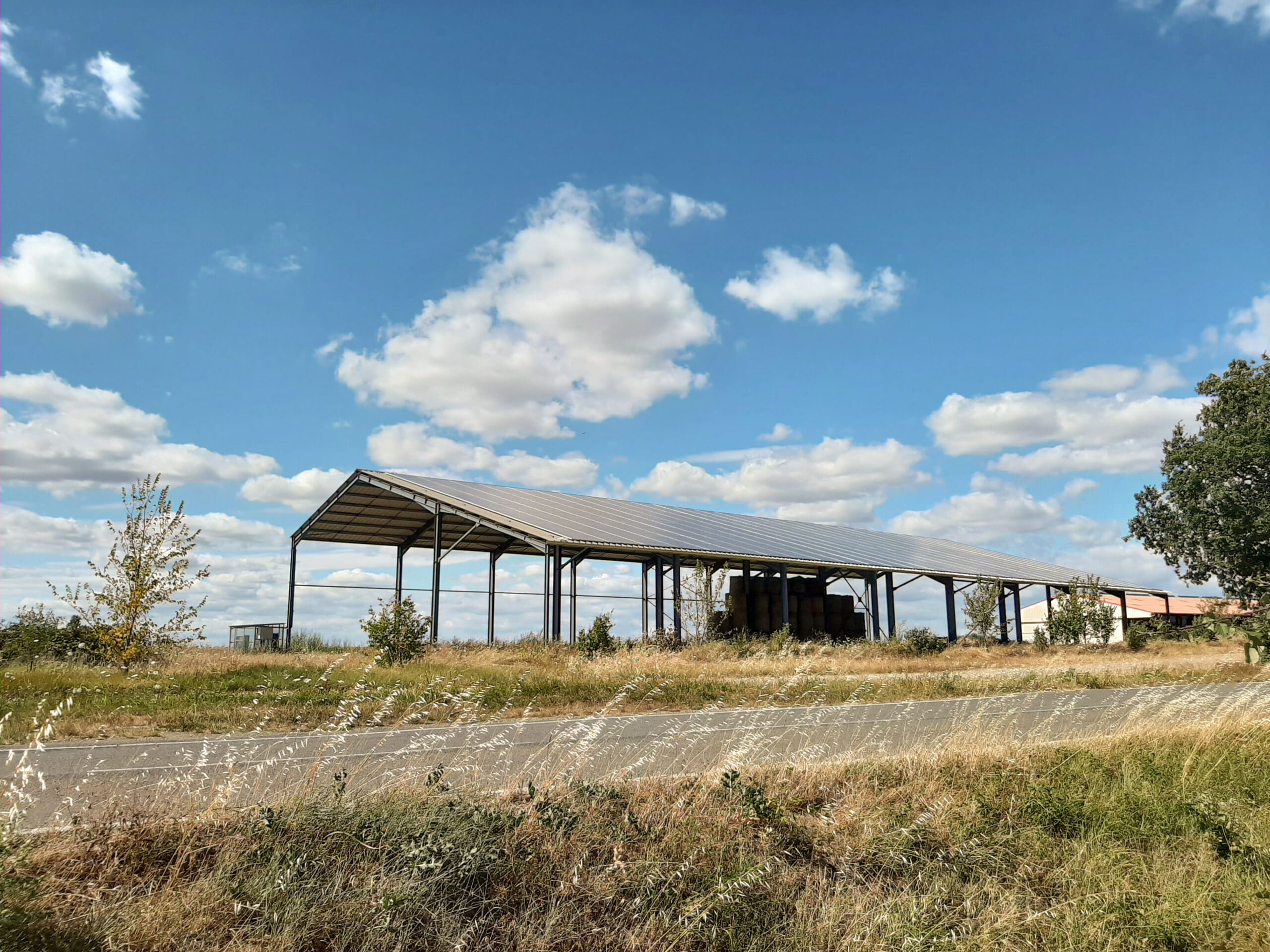 découvrez les nombreux avantages des hangars photovoltaïques, une solution innovante qui permet de produire de l'énergie renouvelable tout en préservant l'espace et en réduisant les coûts d'électricité. idéal pour les entreprises soucieuses de l'environnement, ce type de construction optimise l'utilisation des surfaces tout en offrant des bénéfices économiques et écologiques.