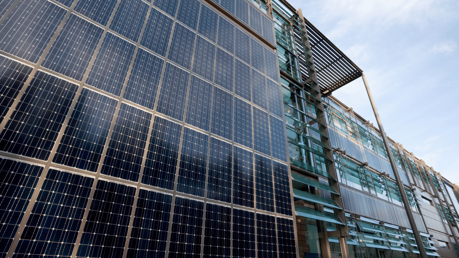 découvrez comment les bâtiments photovoltaïques transforment l'énergie solaire en électricité, offrant une solution durable et économique pour réduire votre empreinte carbone tout en maximisant l'autonomie énergétique.