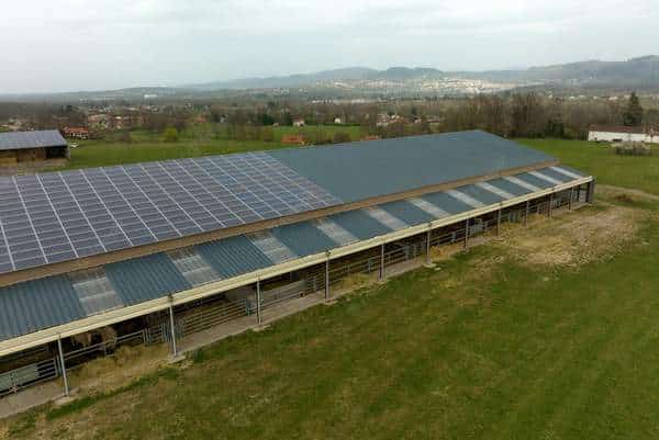 découvrez notre bâtiment solaire agricole innovant, alliant durabilité et performance. optimisez votre production tout en préservant l'environnement grâce à une conception moderne intégrant des panneaux solaires. transformez votre exploitation avec des solutions écologiques et rentables.