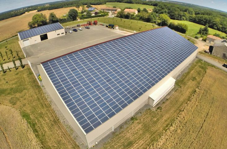 découvrez notre bâtiment solaire agricole innovant, conçu pour optimiser l'énergie renouvelable tout en offrant des solutions durables pour l'agriculture moderne. alliez performance et écologie grâce à cette infrastructure avant-gardiste.