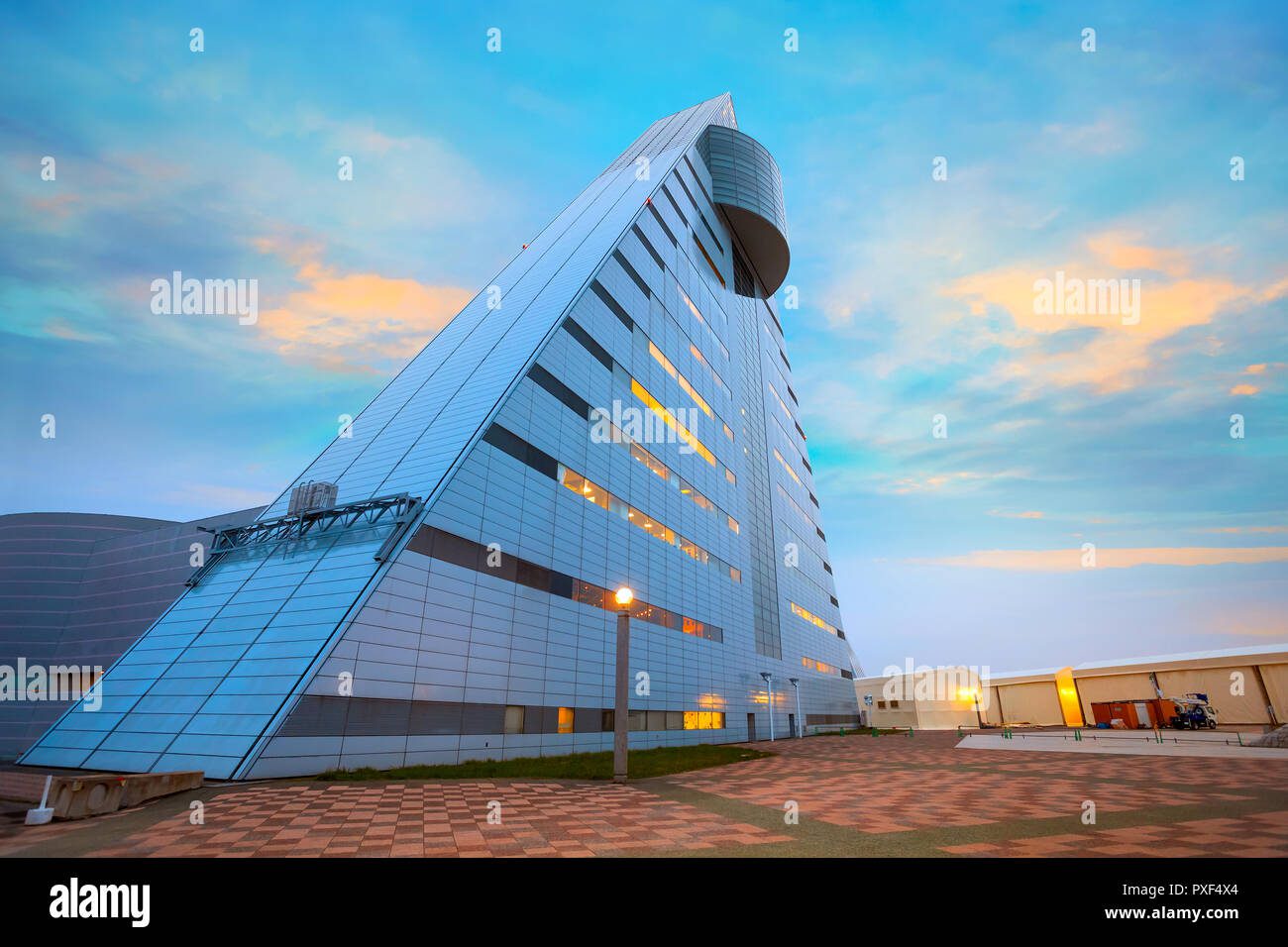 découvrez le bâtiment triangle, une œuvre emblématique de l'architecture contemporaine. avec son design audacieux et ses lignes innovantes, ce chef-d'œuvre se distingue par son intégration harmonieuse dans le paysage urbain tout en offrant des espaces fonctionnels et modernes. plongez dans l'univers fascinant du bâtiment triangle et explorez son impact sur l'architecture d'aujourd'hui.