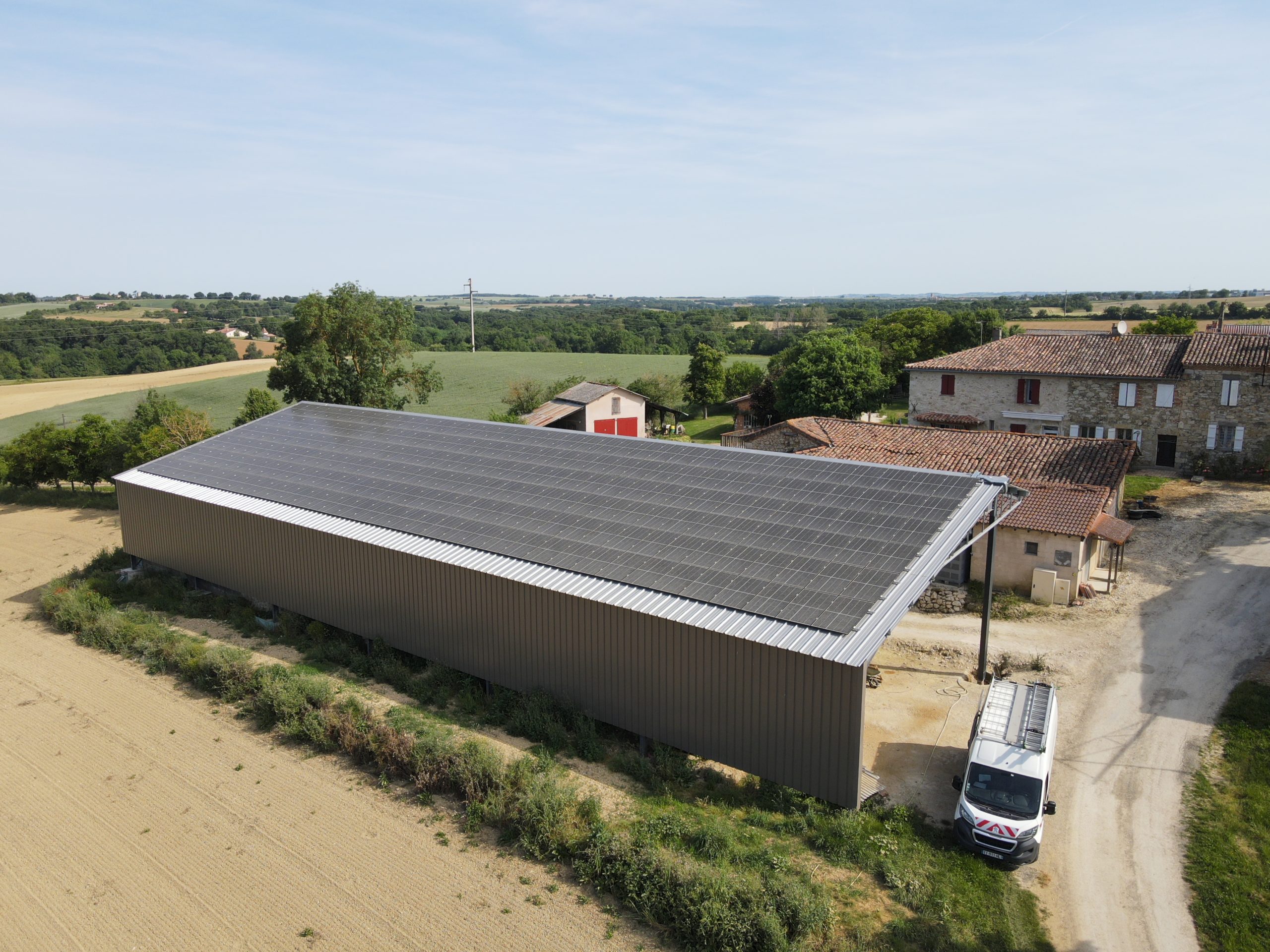 découvrez notre expertise en bâtiments photovoltaïques de 300 kwc, alliant performance énergétique et efficacité. optimisez votre consommation d'énergie grâce à des solutions durables et adaptées à vos besoins. transformez votre espace en un modèle d'innovation écologique.