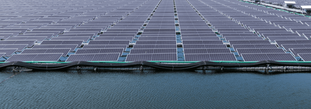 découvrez comment les bâtiments solaires transforment l'urbanisme en alliant performance énergétique et durabilité, tout en minimisant leur impact environnemental et en offrant des avantages économiques significatifs.