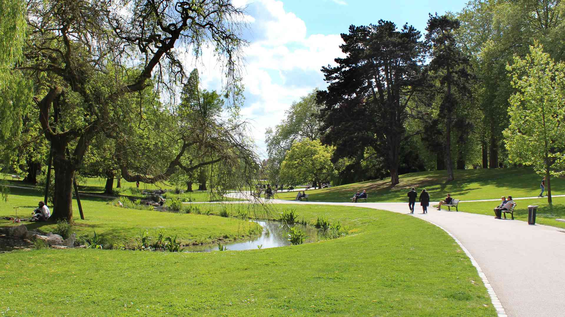découvrez les nombreux bénéfices des espaces verts urbains : amélioration de la qualité de l'air, réduction du stress, promotion de la biodiversité et création de lieux de vie conviviaux. plongez dans l'importance des jardins, parcs et espaces naturels dans nos villes pour un mieux-vivre quotidien.
