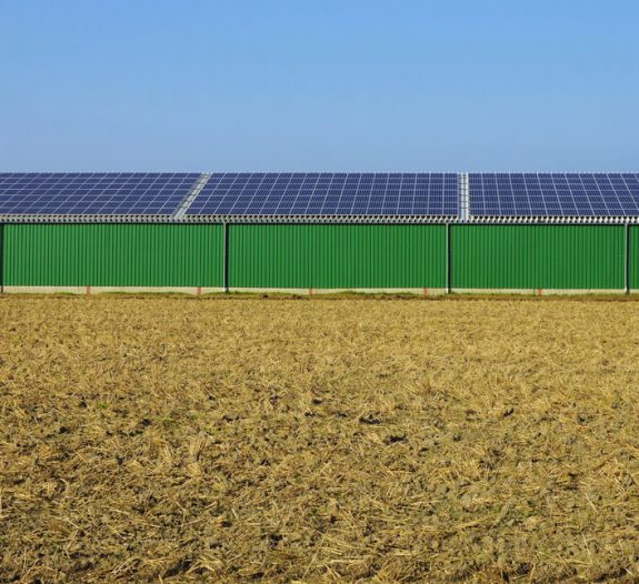 découvrez les nombreux bénéfices d'un hangar photovoltaïque : réduction des coûts énergétiques, valorisation de l'espace, production d'énergie renouvelable et contribution à la transition écologique. optez pour une solution durable qui allie performance économique et respect de l'environnement.