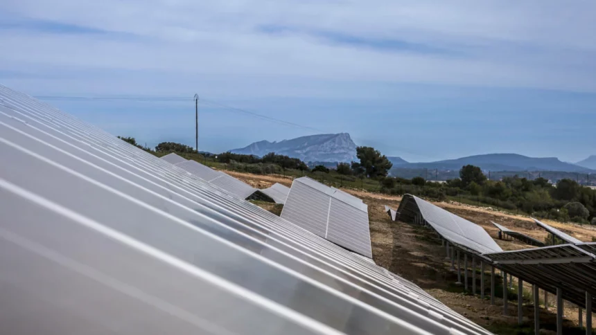 découvrez comment les biocarburants et l'énergie photovoltaïque pourraient transformer notre avenir énergétique. explorez les innovations durables, les avantages environnementaux et les solutions pour un monde moins dépendant des combustibles fossiles.