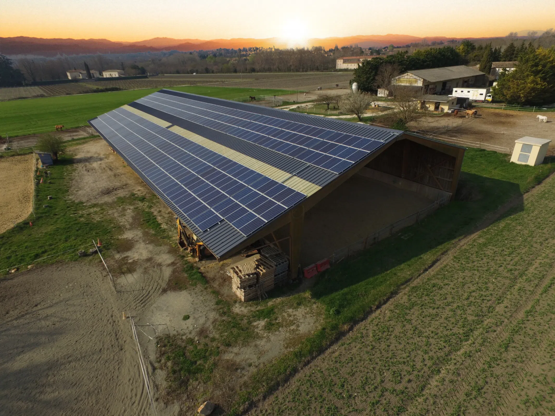 découvrez comment les hangars photovoltaïques peuvent favoriser la biodiversité, en créant des habitats durables pour la faune tout en produisant une énergie renouvelable. explorez les avantages écologiques et économiques de cette solution innovante.