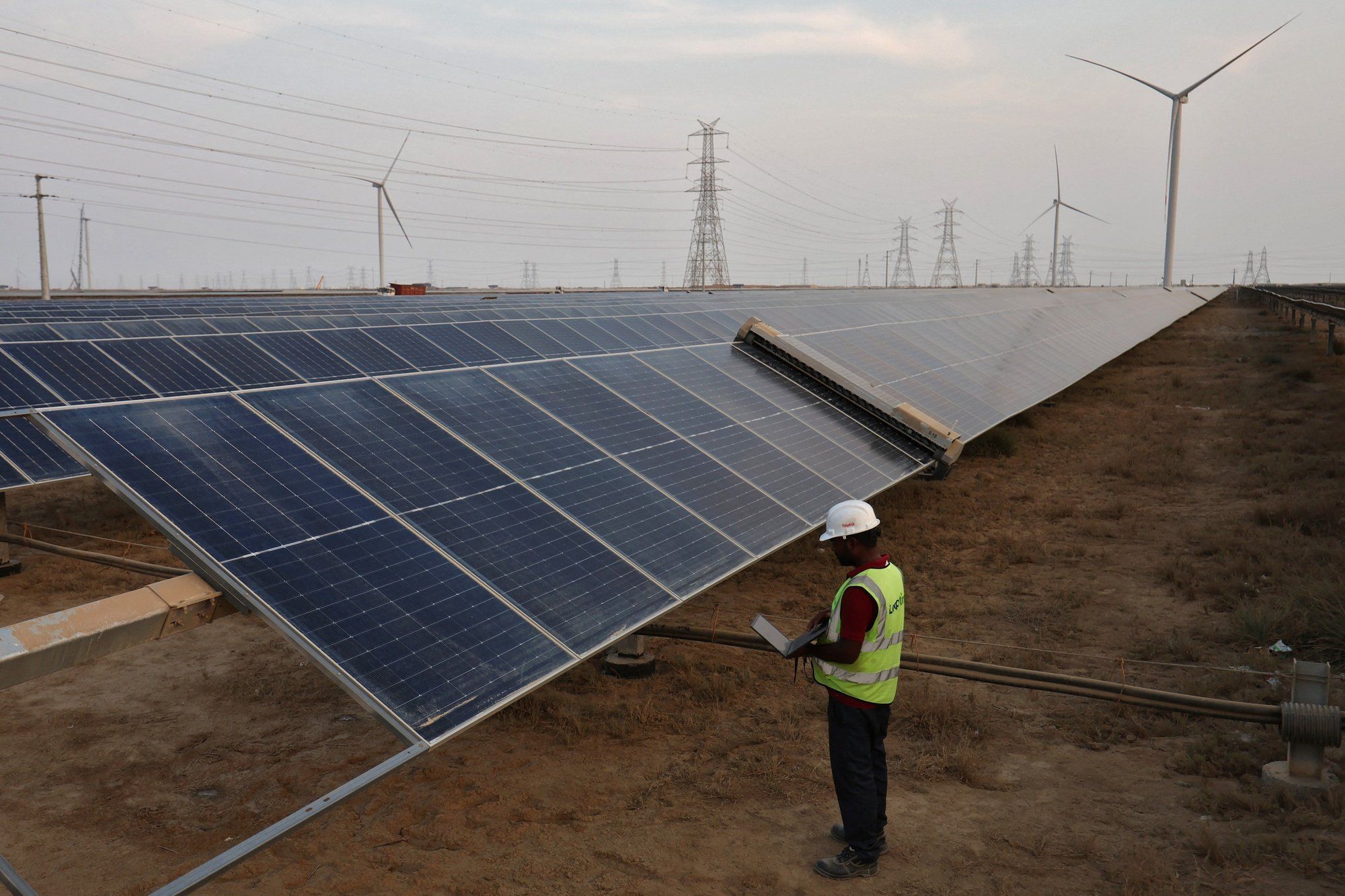 découvrez l'énergie renouvelable avec notre centrale solaire, une solution durable et écologique pour produire de l'électricité propre tout en réduisant votre empreinte carbone.