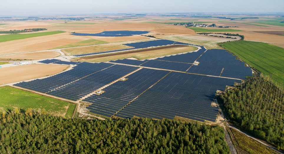découvrez comment les centrales photovoltaïques agricoles transforment le paysage de l'agriculture durable. optimisez vos terres tout en produisant une énergie propre grâce à des solutions innovantes adaptées aux besoins des agriculteurs.