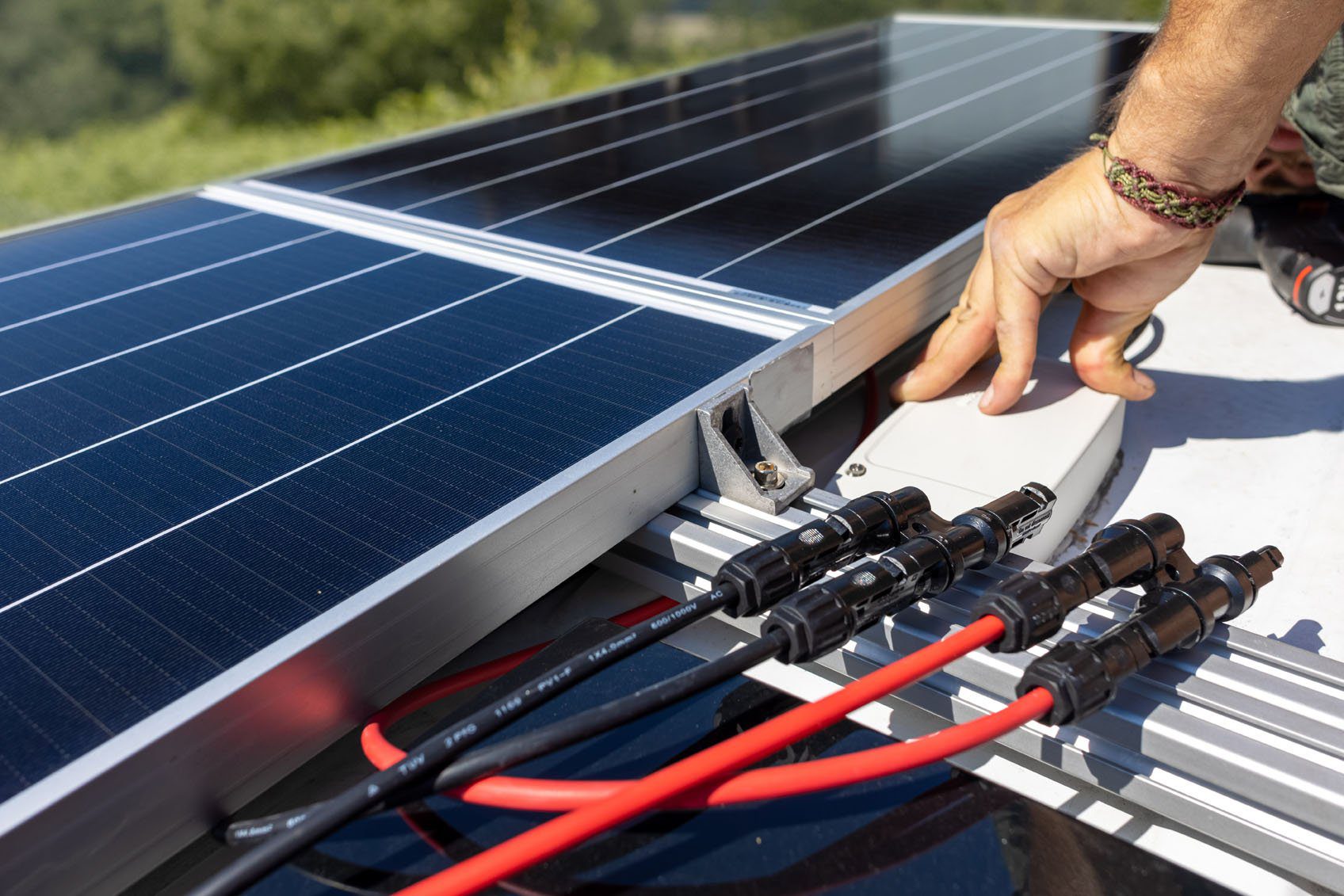 découvrez comment choisir le panneau solaire idéal pour vos besoins grâce à notre guide complet. comparez les types, les performances et les avantages des panneaux solaires pour maximiser votre production d'énergie et réduire votre facture d'électricité.