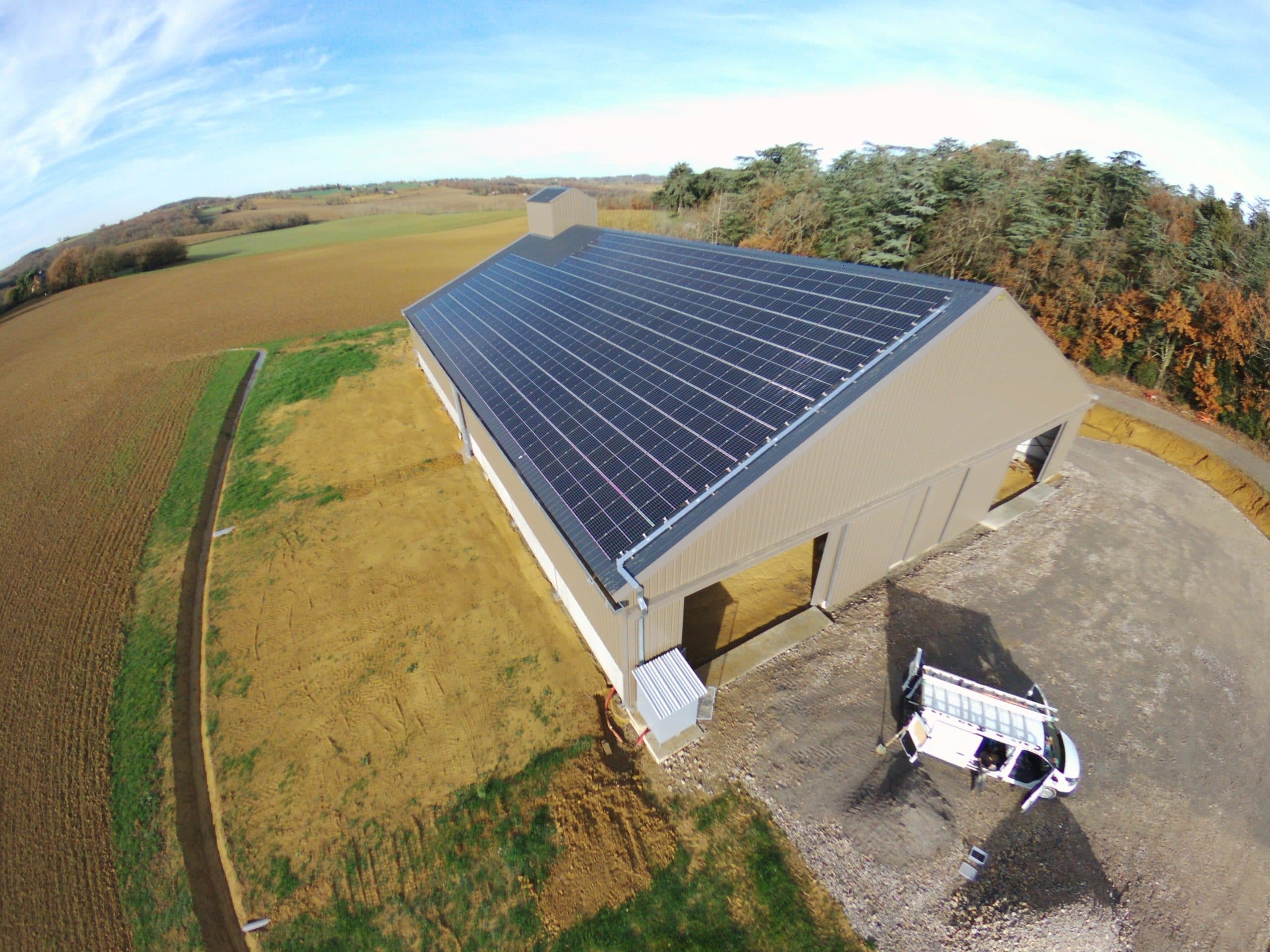 découvrez notre comparatif des hangars photovoltaïques de 100 kwc. analysez les performances, les coûts et les avantages des différentes options disponibles pour optimiser votre production d'énergie solaire et maximiser votre rendement.