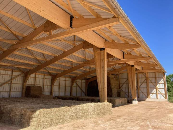 découvrez nos services de construction de hangars sur mesure, adaptés à vos besoins professionnels. que ce soit pour le stockage, l'agriculture ou l'industrie, nous vous offrons des solutions robustes et durables pour tous vos projets.