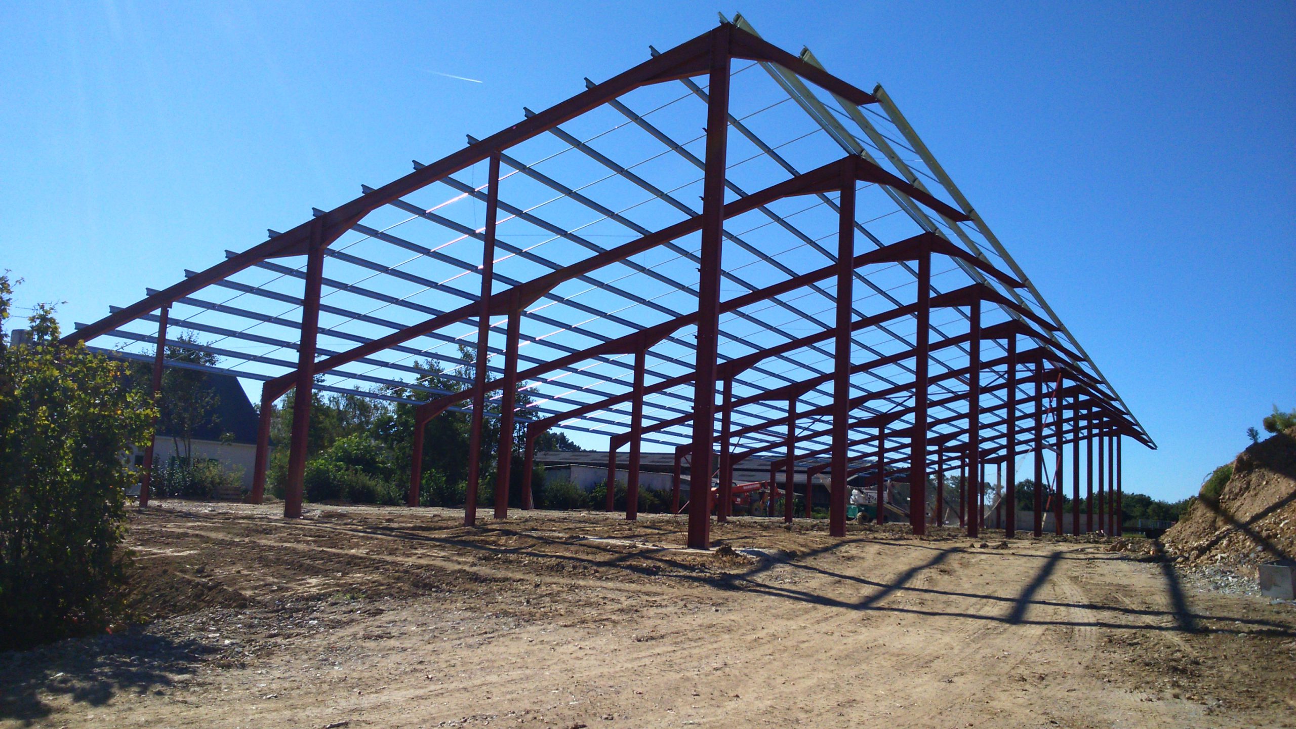 découvrez nos solutions de construction de hangars photovoltaïques, combinant durabilité et efficacité énergétique. optimisez vos espaces tout en contribuant à la transition énergétique grâce à des structures adaptées aux panneaux solaires.