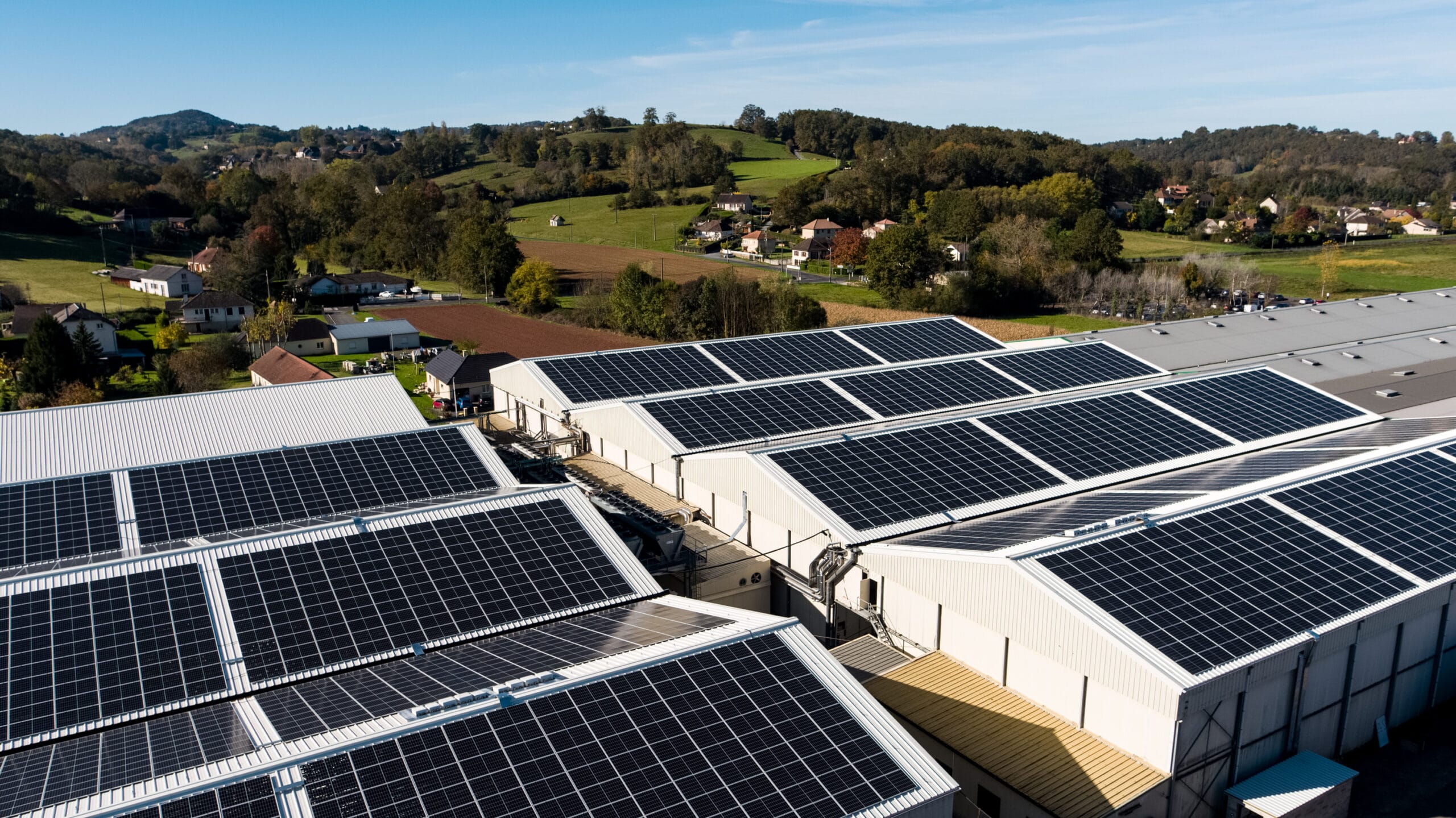 découvrez comment les coopératives mettent en place des hangars photovoltaïques pour promouvoir l'énergie durable et soutenir l'agriculture. informez-vous sur les avantages économiques et environnementaux de cette initiative innovante.