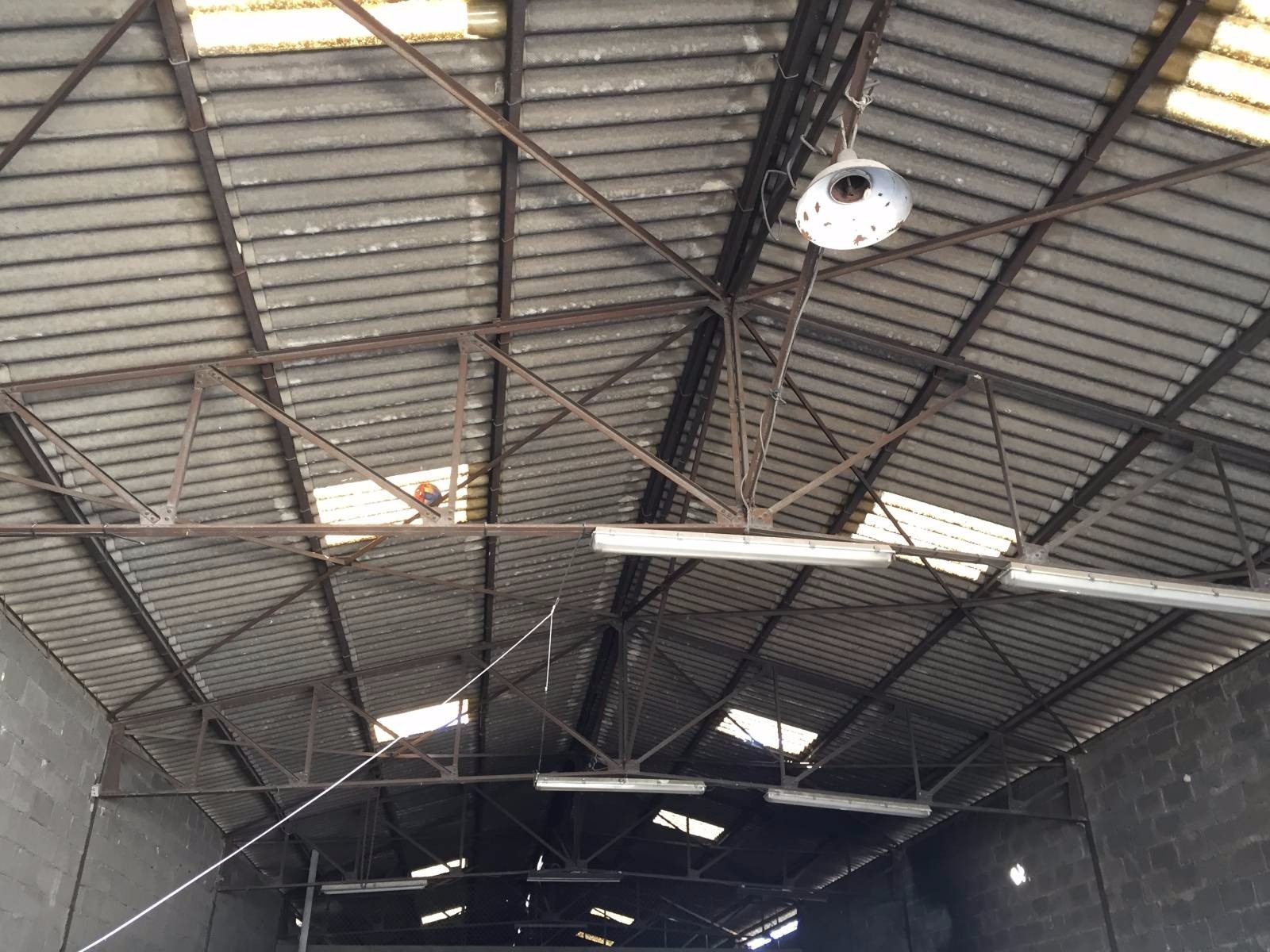 découvrez les facteurs influençant le coût de la démolition d'un hangar amianté. informez-vous sur les étapes, les réglementations et les conseils pour gérer efficacement ce type de projet en toute sécurité.