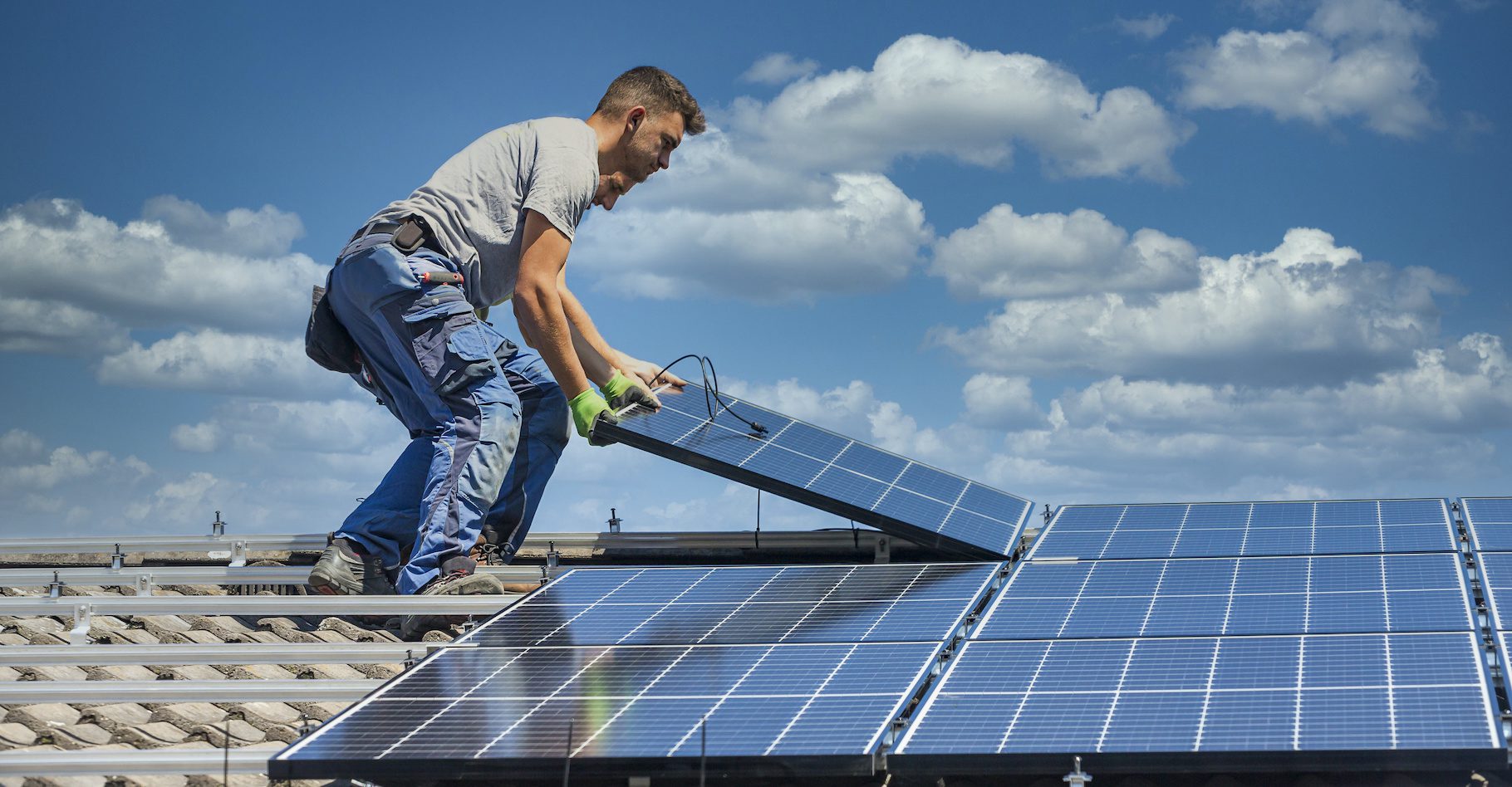 découvrez le coût d'installation des panneaux solaires : les facteurs à considérer, les économies d'énergie potentielles et les aides financières disponibles. informez-vous pour optimiser votre investissement dans l'énergie solaire.