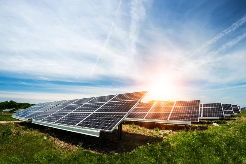 découvrez tout ce qu'il faut savoir sur le coût d'installation des panneaux solaires. notre guide vous aide à comprendre les différents facteurs influençant le prix, les aides financières disponibles et les économies réalisées sur le long terme.