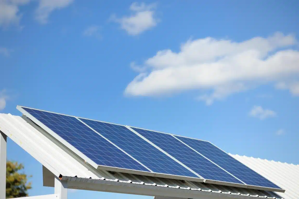 découvrez tout ce qu'il faut savoir sur le coût d'installation des panneaux solaires. comparez les prix, les subventions disponibles et les avantages économiques pour faire le meilleur choix énergétique.