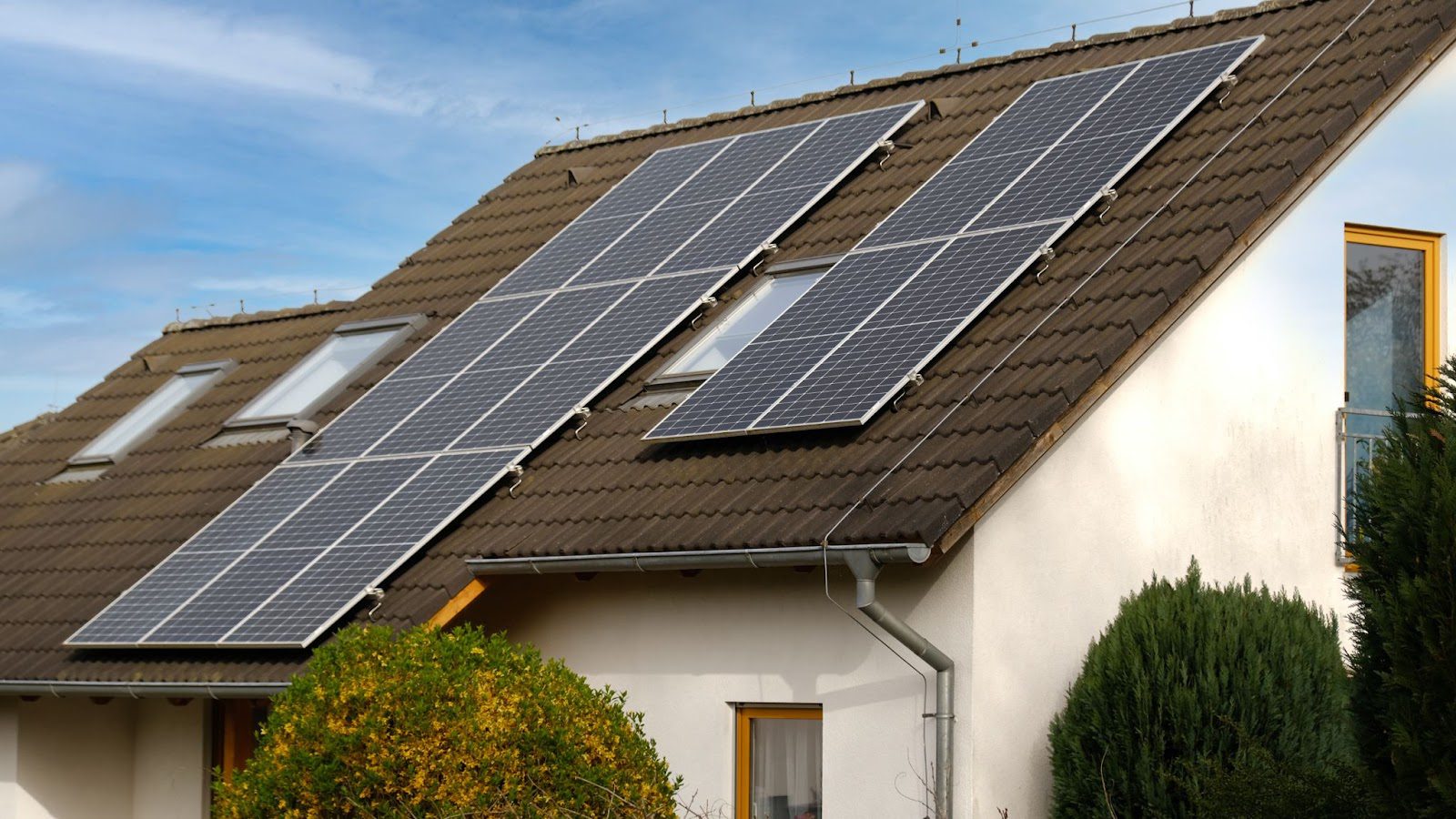 découvrez les facteurs influençant le coût de l'installation solaire, les aides financières disponibles et les économies potentielles à long terme. informez-vous pour un projet solaire rentable et durable.