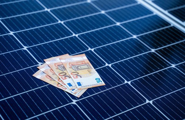 découvrez tout ce qu'il faut savoir sur le coût des panneaux solaires : prix, aides financières, rentabilité et conseils pour rentabiliser votre investissement. optez pour une énergie renouvelable et réduisez votre empreinte écologique.