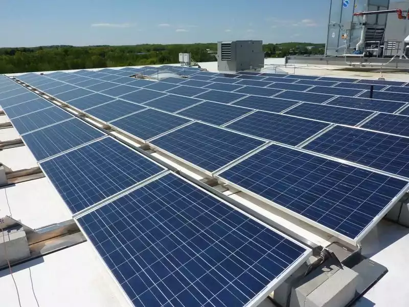 découvrez les critères essentiels pour la conception et l'implantation d'un parc solaire, comprenant l'analyse de l'ensoleillement, le choix des technologies photovoltaïques, et les exigences environnementales et réglementaires.
