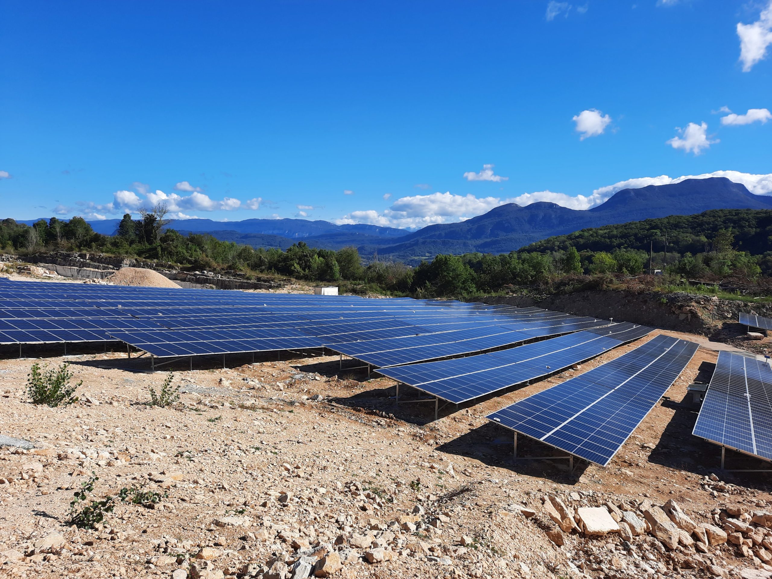 découvrez la définition d'une ferme solaire, un concept clé dans le domaine des énergies renouvelables, qui désigne une installation dédiée à la production d'électricité à partir de l'énergie solaire. apprenez comment ces structures contribuent à la transition énergétique et à la durabilité environnementale.