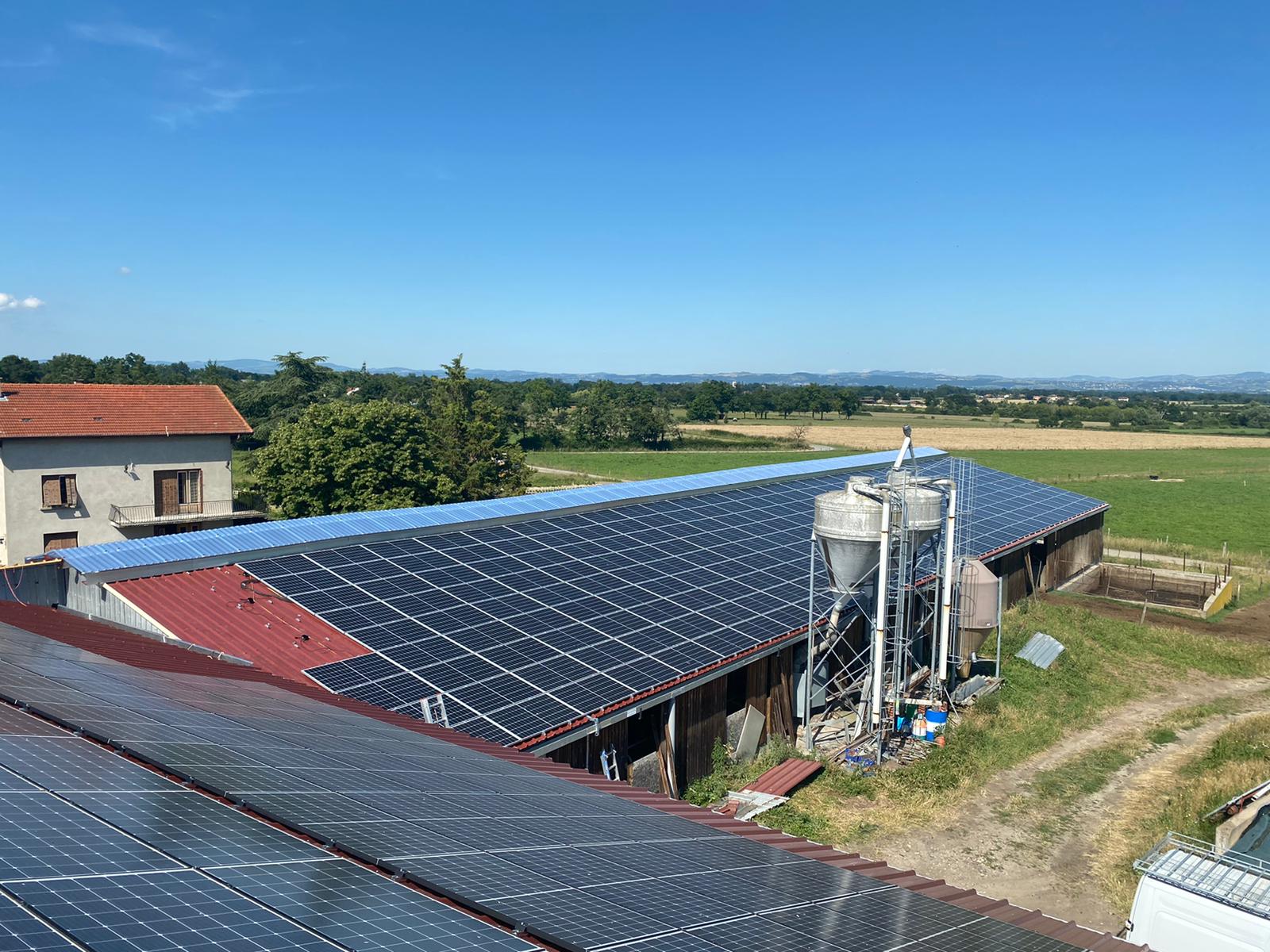 découvrez les défis liés à l'installation de hangars agricoles photovoltaïques, une solution innovante pour allier agriculture et énergie renouvelable. apprenez comment surmonter les obstacles techniques, réglementaires et environnementaux pour optimiser l'utilisation de l'espace tout en produisant une énergie propre.
