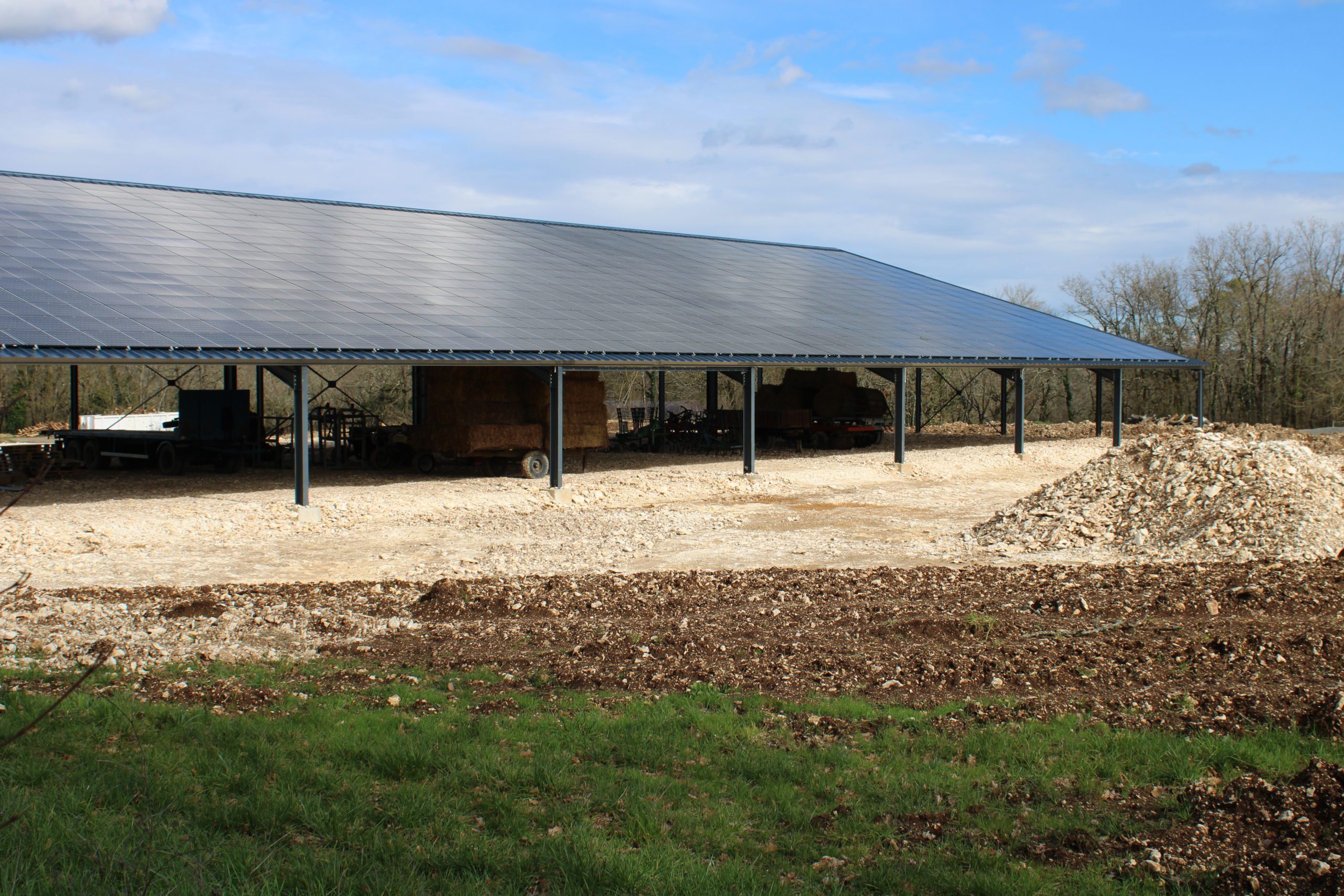 découvrez les défis liés à l'implémentation de hangars agricoles équipés de systèmes photovoltaïques. cet article explore les enjeux techniques, environnementaux et économiques de l'intégration de solutions solaires dans le secteur agricole.