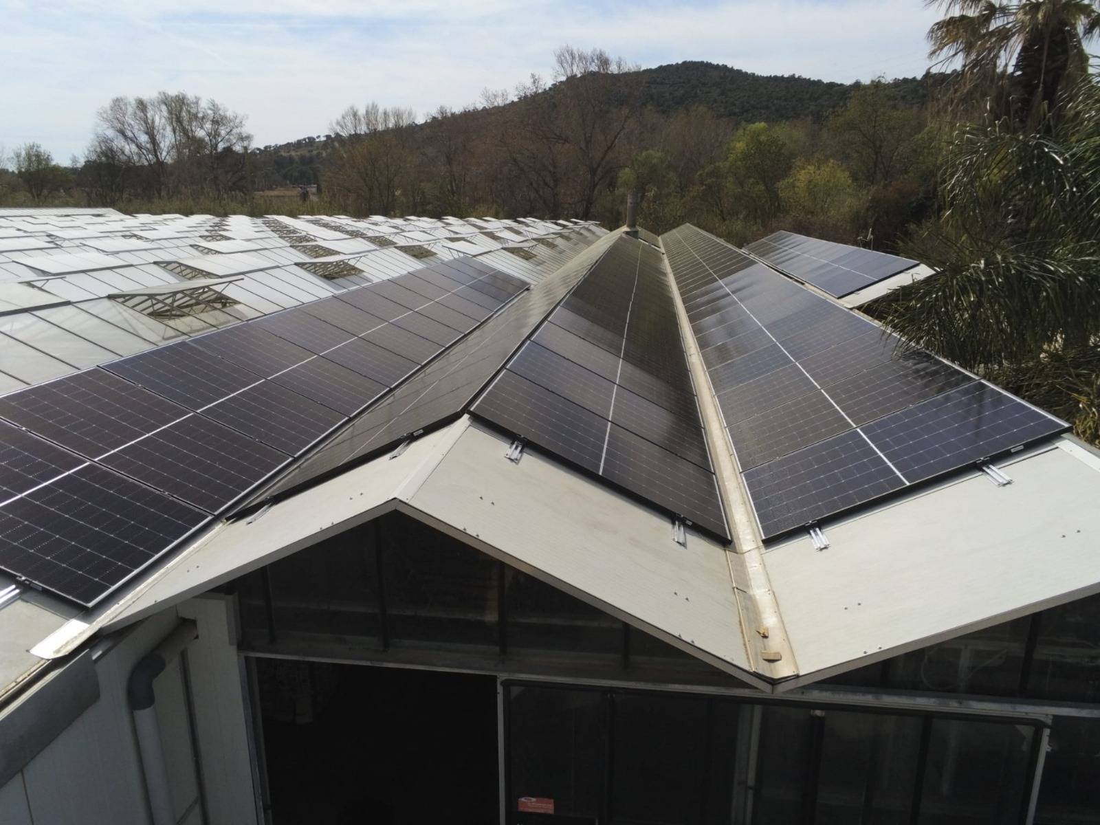 découvrez les défis liés à l'implémentation de hangars photovoltaïques, de l'intégration technique à la gestion des ressources, tout en explorant les solutions innovantes pour surmonter ces obstacles et maximiser l'énergie solaire.