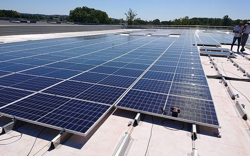 découvrez les défis associés aux hangars photovoltaïques : enjeux techniques, environnementaux et économiques pour une transition énergétique réussie. apprenez comment surmonter ces obstacles afin de maximiser l'efficacité et la durabilité de vos installations solaires.