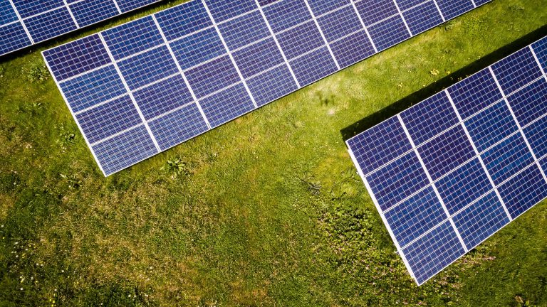 découvrez les défis juridiques liés à l'installation de panneaux solaires en france. explorez les réglementations, les enjeux de conformité et les solutions pour naviguer dans le cadre légal tout en maximisant les avantages de l'énergie solaire.