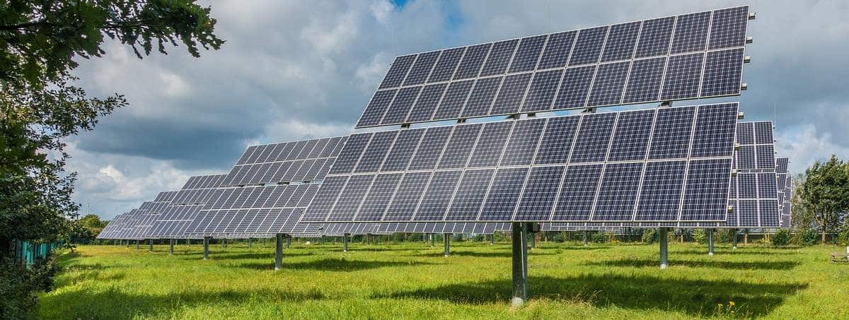 explorez les défis juridiques associés à l'installation et à l'utilisation des panneaux solaires. découvrez comment la réglementation, les droits de propriété et les enjeux environnementaux impactent le secteur des énergies renouvelables en france.