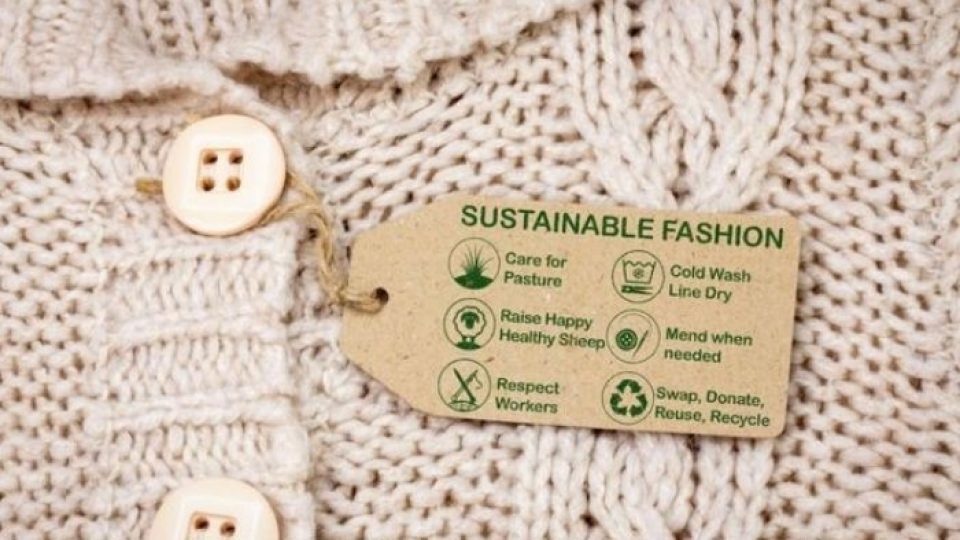 découvrez comment la durabilité transforme l'industrie de la mode, alliant style et respect de l'environnement. explorez des marques éthiques, des pratiques responsables et des conseils pour adopter une mode écoresponsable au quotidien.