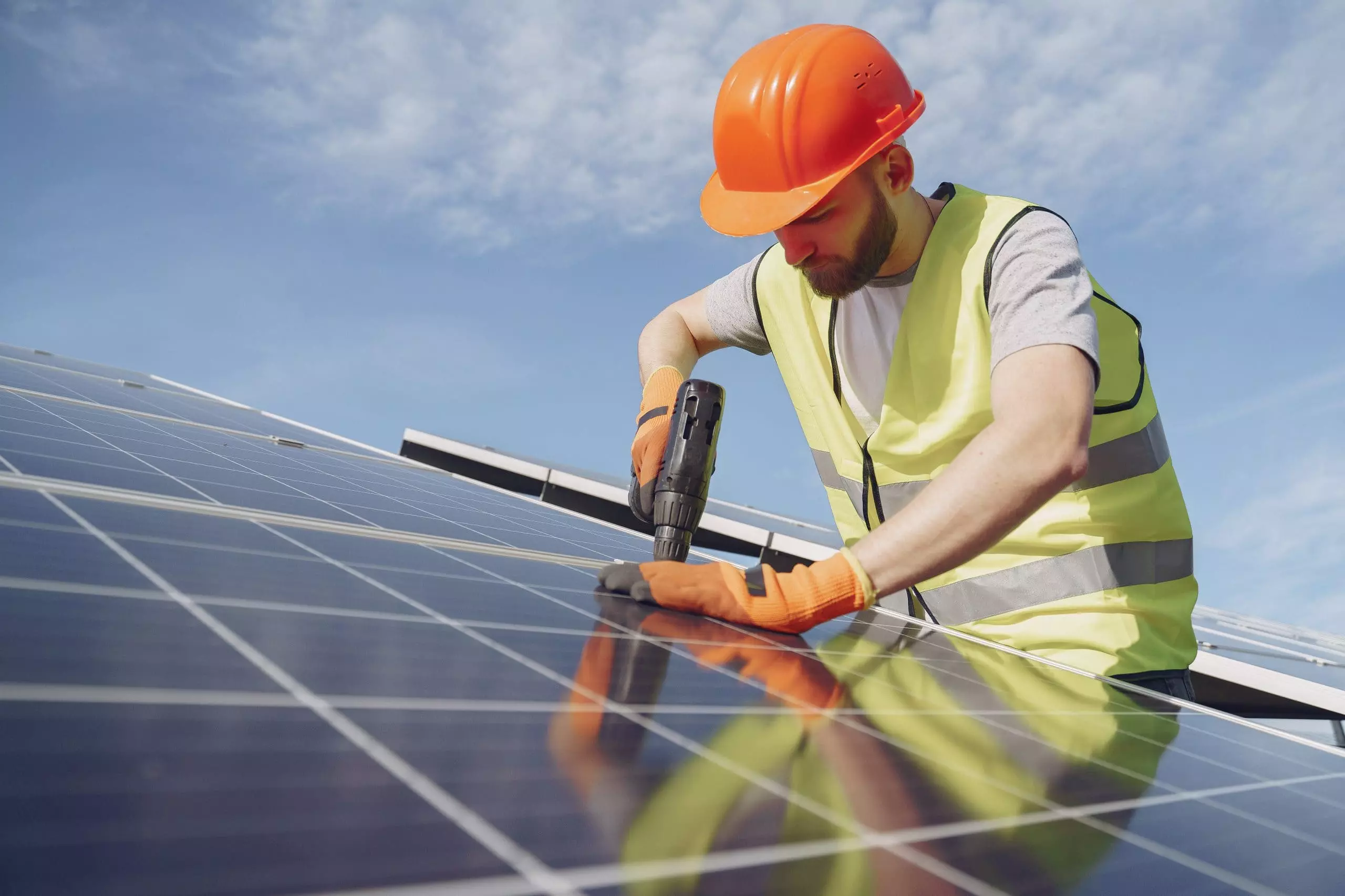 découvrez nos conseils et services pour l'entretien des panneaux solaires de votre hangar. assurez-vous d'optimiser le rendement de votre installation photovoltaïque grâce à un nettoyage régulier et un suivi professionnel. préservez votre investissement écoresponsable tout en maximisant votre production d'énergie.
