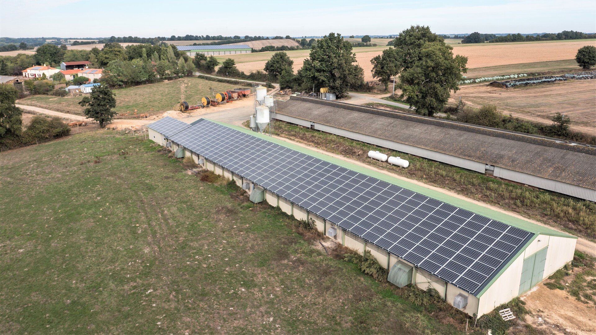 découvrez les futurs hangars photovoltaïques, une solution innovante alliant espace de stockage et production d'énergie renouvelable. optimisez votre espace tout en contribuant à la transition énergétique grâce à des infrastructures durables et performantes.