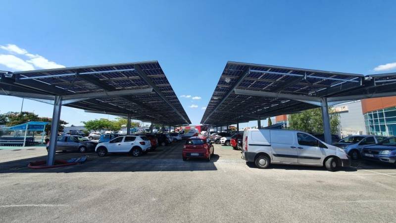 découvrez notre garage photovoltaïque, une solution innovante pour allier protection de votre véhicule et production d'énergie solaire. optimisez votre espace tout en réduisant votre empreinte carbone grâce à des panneaux solaires intégrés, bénéficiant d'une éco-efficacité performante.